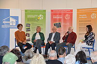 Foto von einem Zeitzeugengespräch mit den ehemaligen Mitarbeitern Jochen Neuendorff, Erich Mühlberger und Willi Fichtner.