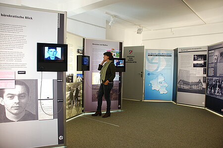 Besucherin in der Dauerausstellung