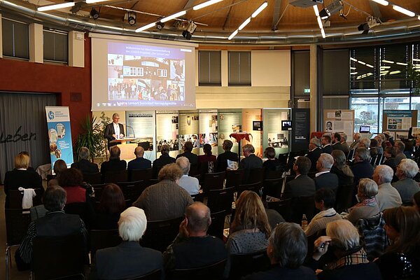 Foto: Andreas Kurz, Vorsitzender des Dorfentwicklungsvereins, begrüßt die Gäste.