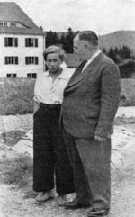 1955 Dir. Goller mit Jugendlichem. Im Hintergrund das Lehrlingsheim (Gollerhaus)