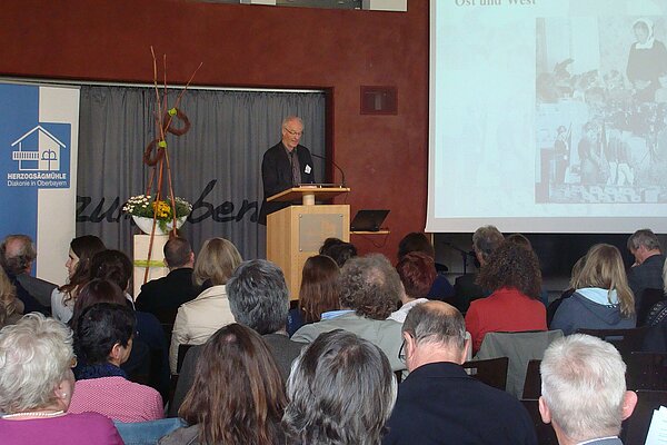 Foto von Dr. Uwe Kaminsky bei einem Vortrag, Fachtagung 2015