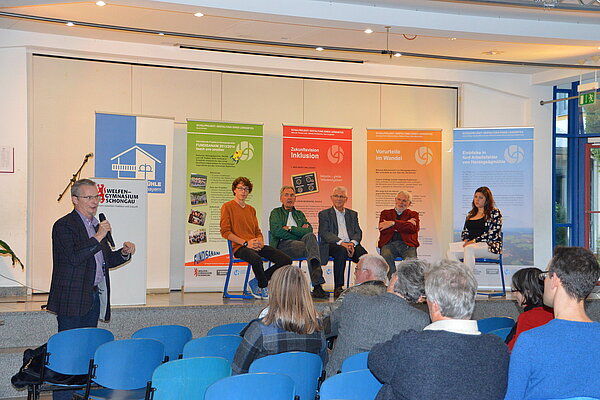 Foto: Direktor Wilfried Knorr spricht zum Thema Inklusion.