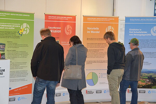 Foto: Gäste der Vernissage betrachten die Projektergebnisse