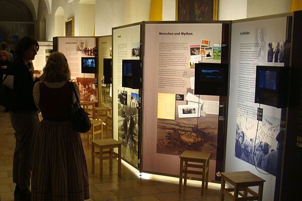 Foto von der Eröffnung der Wanderausstellung "Im Abseits oder Mittendrin? 120 Jahre Herzogsägmühle"
