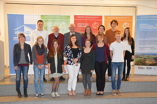 Foto von den Protagonisten der Abschlussveranstaltung: Seminarteilnehmer und Zeitzeugen