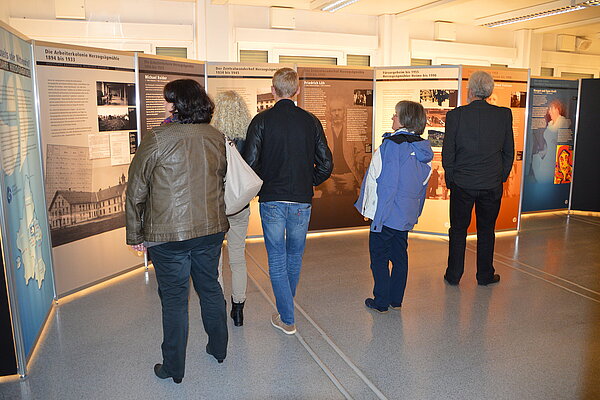 Foto von Besuchern der historischen Ausstellung