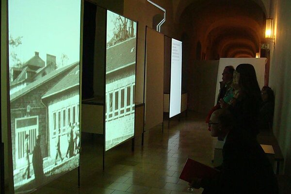 Foto von der  Installation „Heimerziehung“ des LWV Hessen