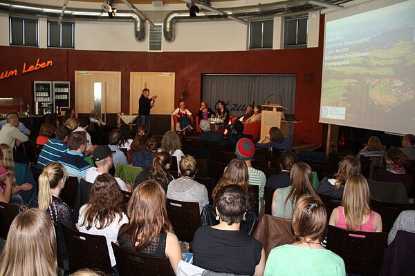 Foto von einer Podiumsdiskussion mit ehemaligen Heimkindern