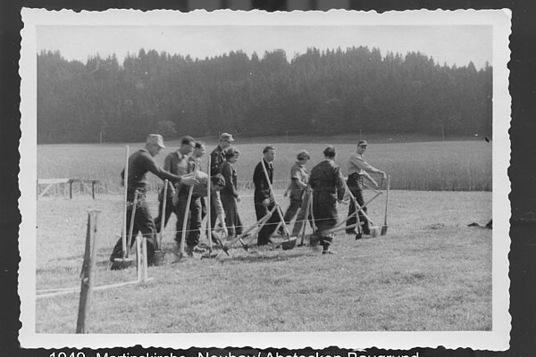 1949: Abstecken des Baugrunds