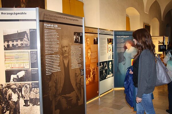 Foto von Fachtagung 2015, Tag 1, Ausstellung: "Im Abseits oder Mittendrin? 120 Jahre Herzogsägmühle"