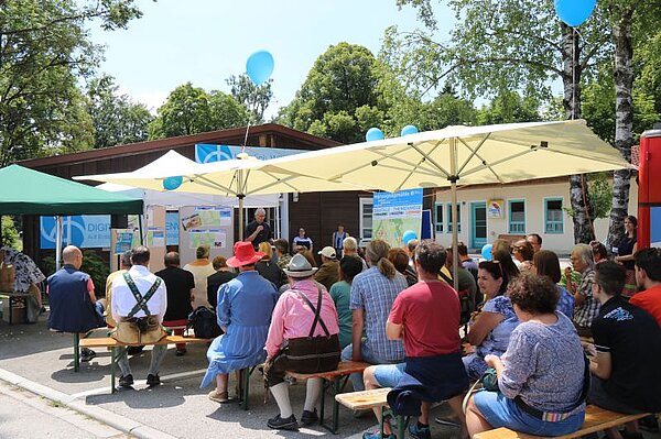 Foto von Andreas Kurz wie er die Gäste vor der Jungkolonie begrüßt